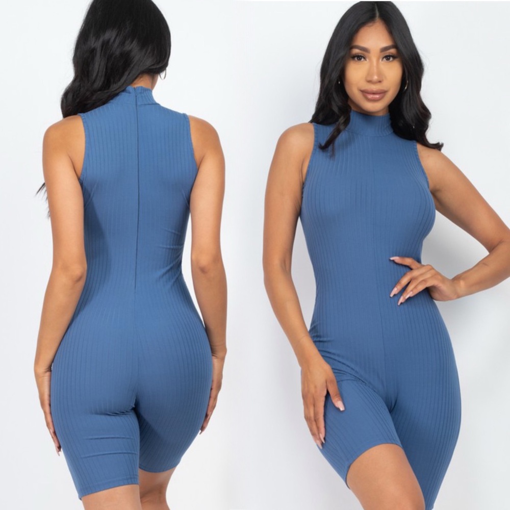 Sleeveless ribbed romper in blue